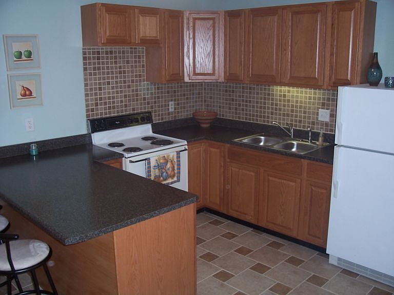 Updated Kitchen w/2-tone ceramic flooring
