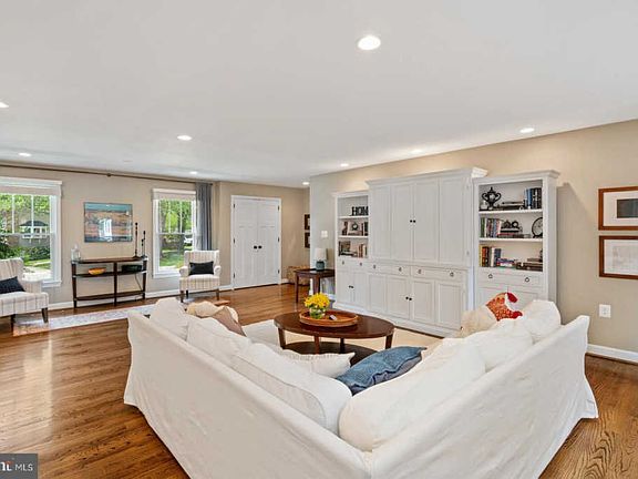 5th image of 421 Echols St SE