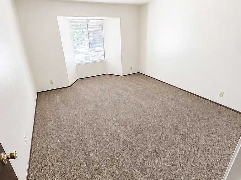831 W 5th St — Photo 22