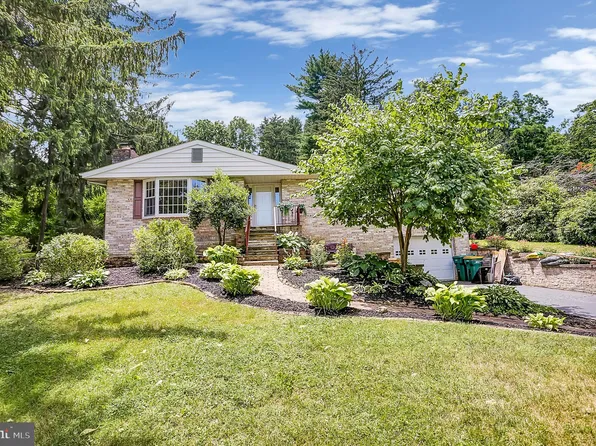 13 Stone Spring Ln, Camp Hill, PA 17011