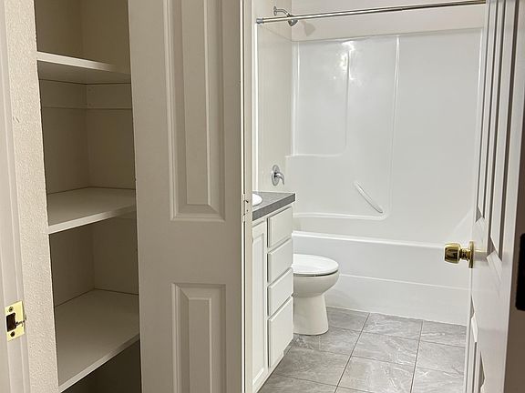 5th image of 186 Polaris Blvd SW