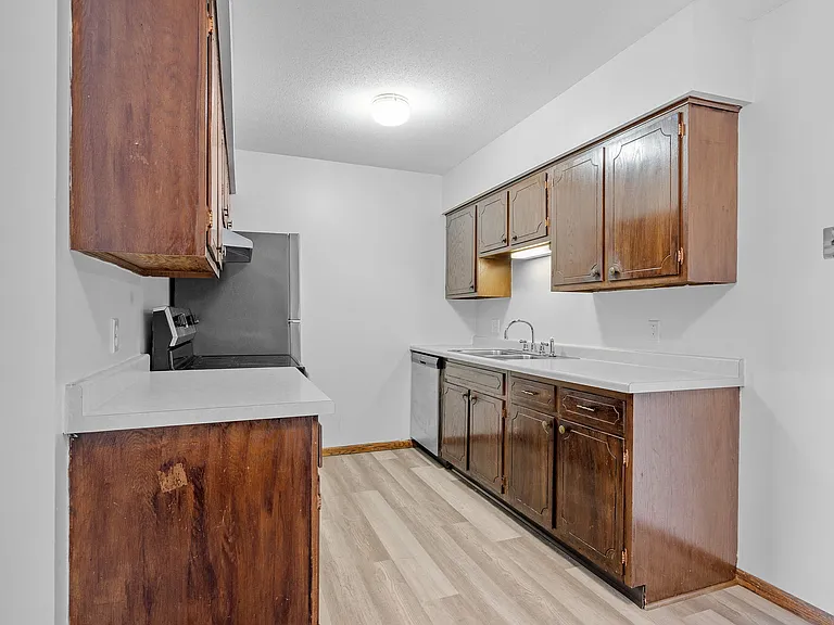 Oakwood Court Apartments — Photo 7