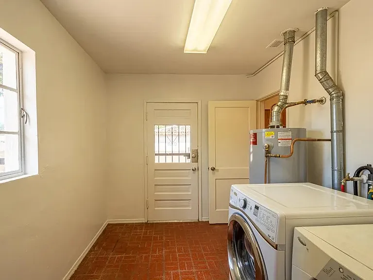 8918 Cordova Ave NE — Photo 9