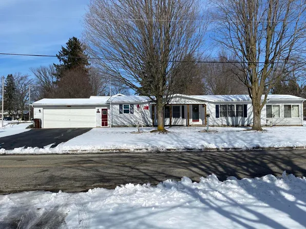 1035 W Lake Dr, Fremont, MI 49412