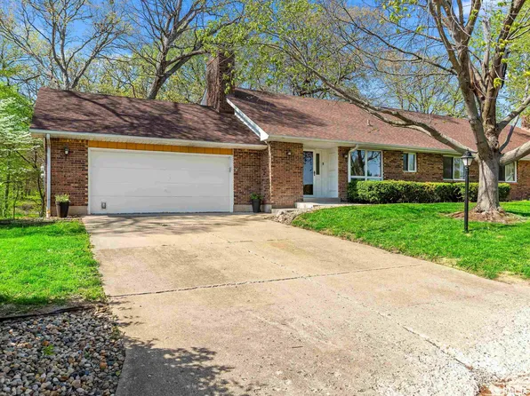 1B Country Club Ct, Pekin, IL 61554