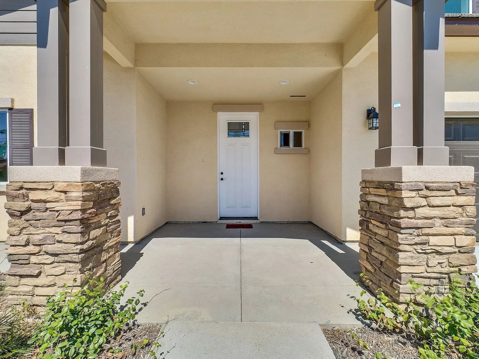 4 bed, 4.5 bath, 2556 sqft, $5,300 — Photo 2