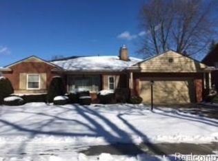 516 Hawthorne Rd, Grosse Pointe Woods, MI 48236