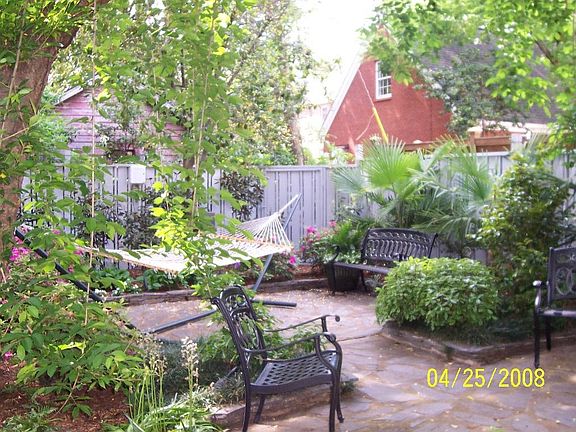Fenced landscaped garden w/sprinkler, lights