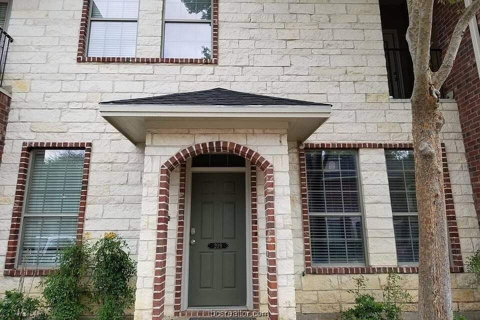 1st image of 209 Forest Dr