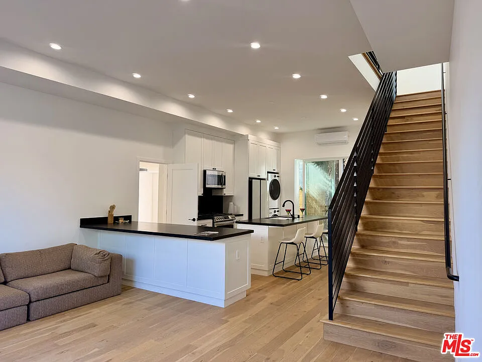 3 bed, 1.5 bath, 1650 sqft, $6,000 — Photo 4