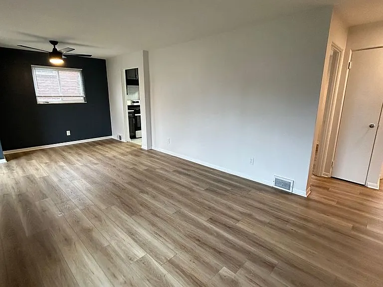 506 Crescent Boulevard Ext — Photo 13