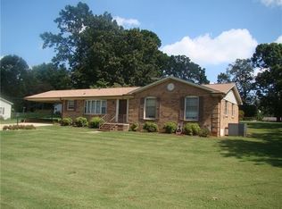 2464 Pinoak Dr, Hickory, NC 28602