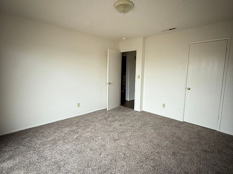 518 E Granger Ave — Photo 6