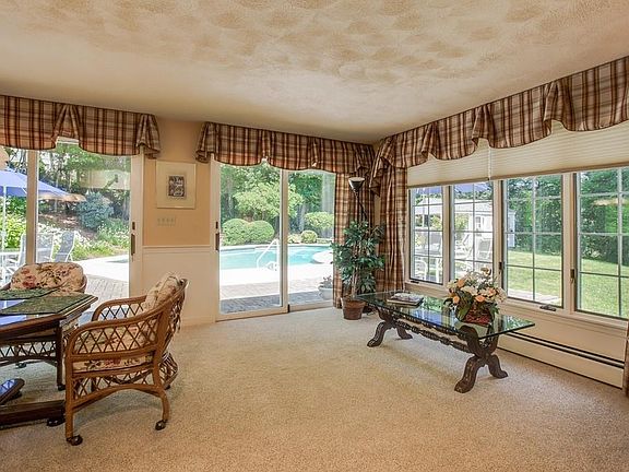 4th image of 75 Woodcrest Dr