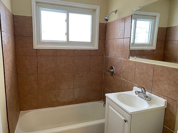 3rd image of 4617 Elmwood Ave