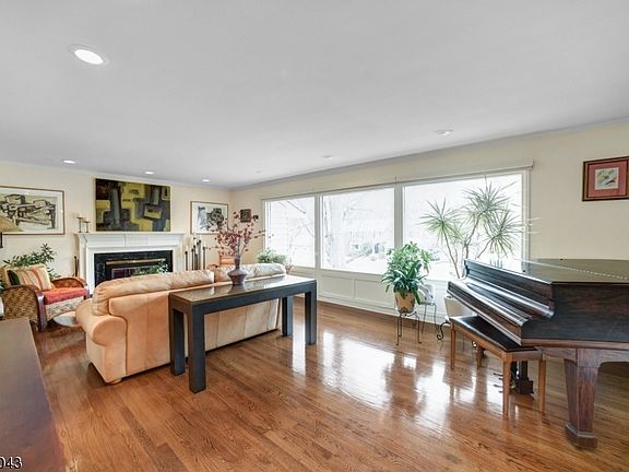 5th image of 72 Whiteoak Dr