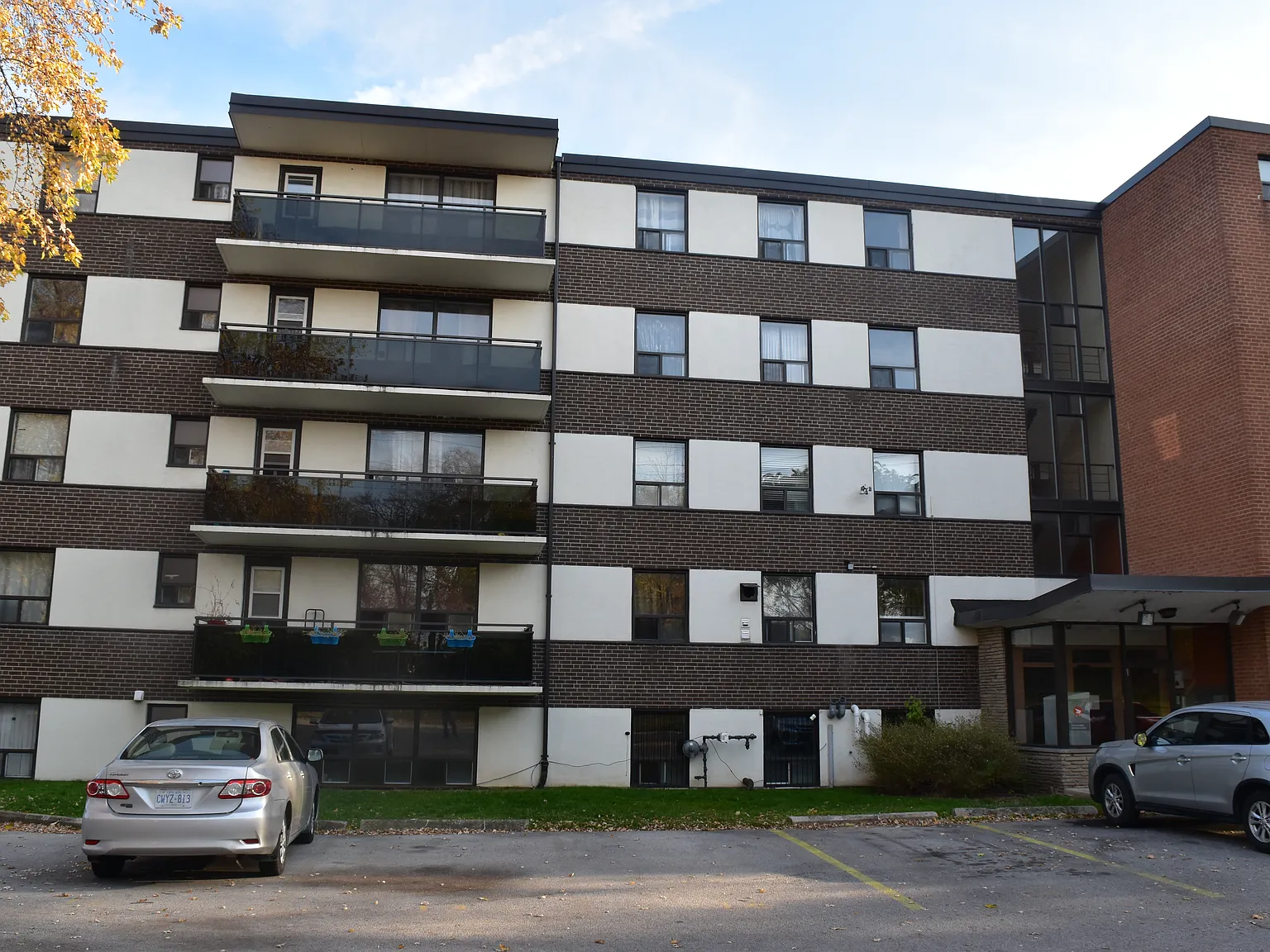 390 Guelph Line — Photo 1