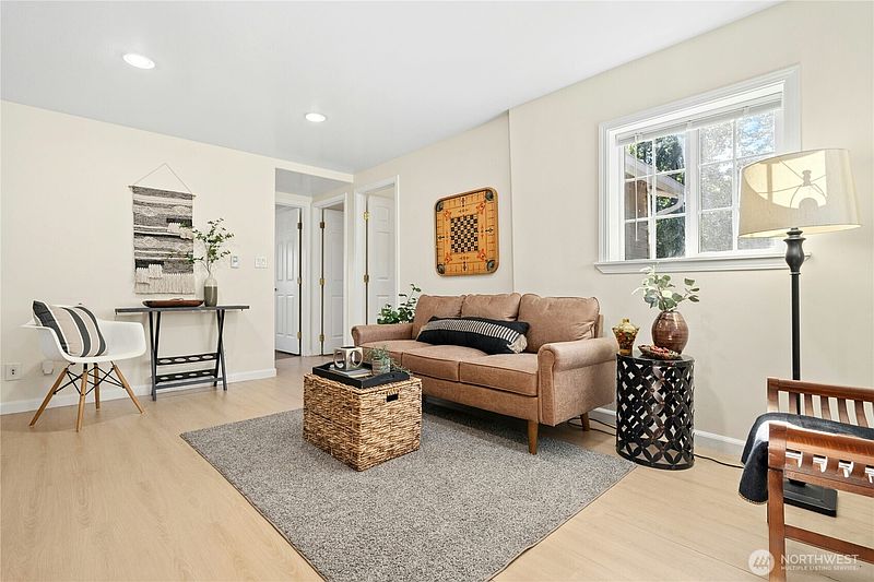 4th image of 469 Maple Avenue SW