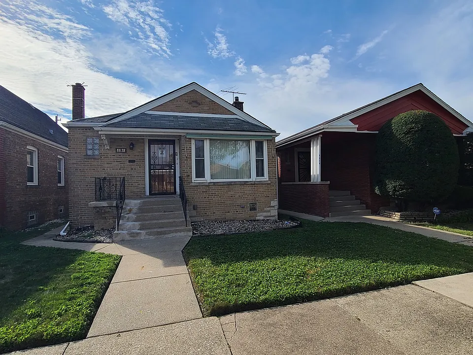 8828 S Ridgeland Ave