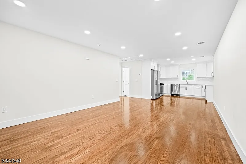 2 bed, 1.0 bath, $3,000 — Photo 4