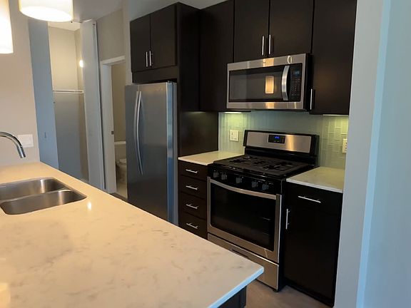 3rd image of 623 W Washington Blvd #1407