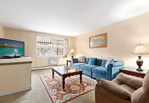 2nd image of 1685 Park Pl