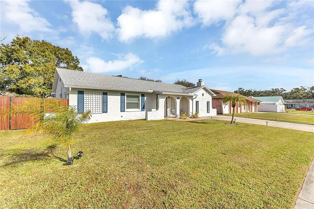 3 bed, 2.0 bath, 1272 sqft, $2,500 — Photo 3
