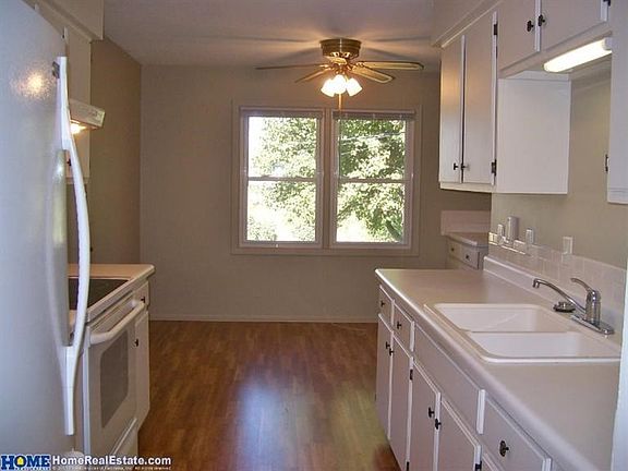 3rd image of 208 W Dawes Ave