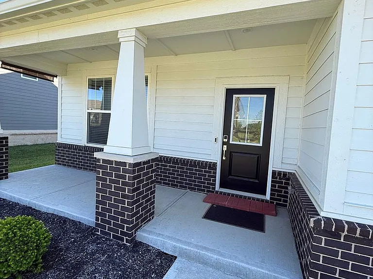 1046 Elmwood Ln — Photo 3