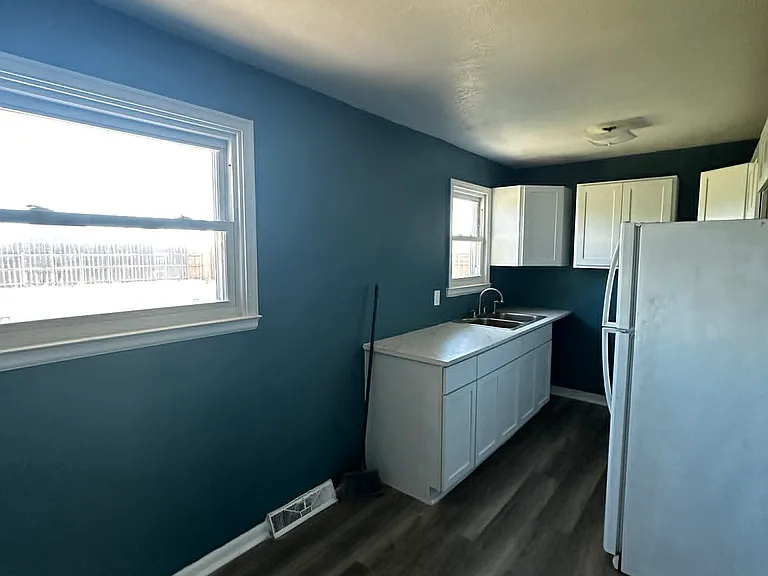 2334 S Greenwood Ave — Photo 3