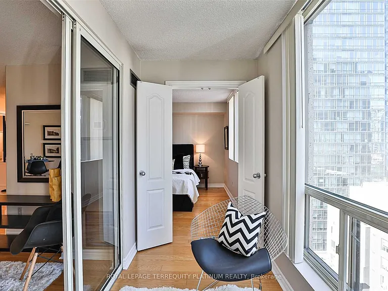 25 Grenville St #1801 — Photo 7