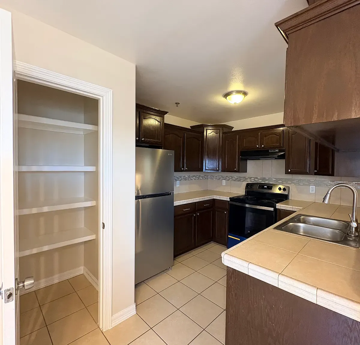 2 bed, 1.5 bath, 1000 sqft, $900 — Photo 1