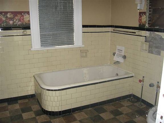 5th image of 727 N Elm St