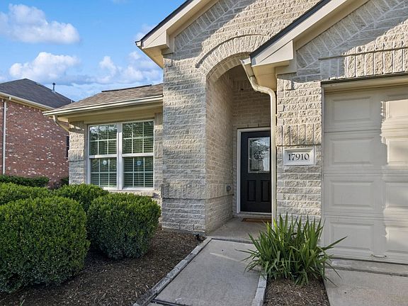 3rd image of 17910 Royal Gate Ln