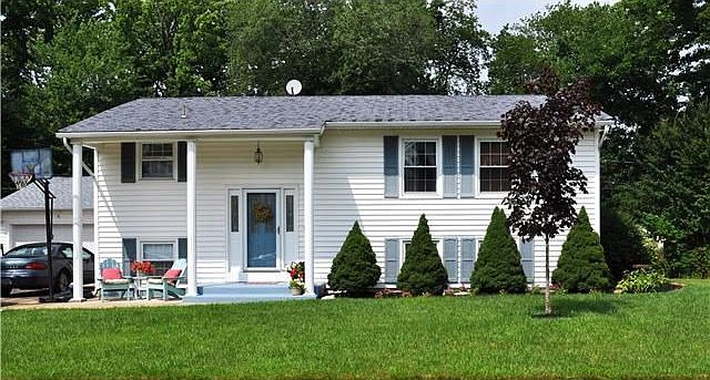 Stunning 3 bedroom w/2 car gagrage