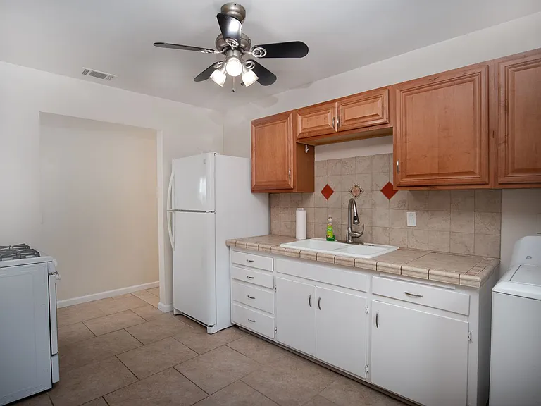 839 S 37th St — Photo 11