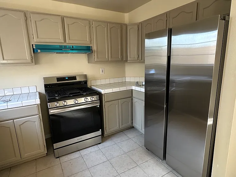 2210 S Hobart Blvd #5 — Photo 6