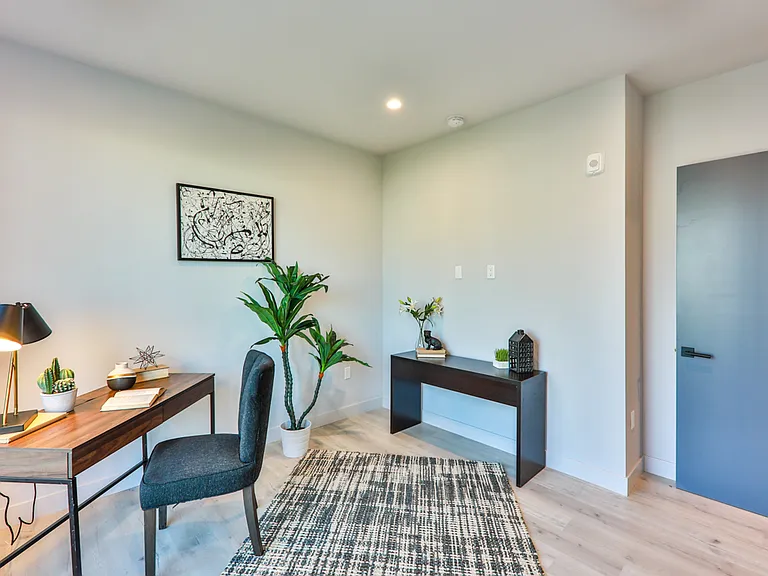 900 N Wilcox Ave #105 — Photo 16
