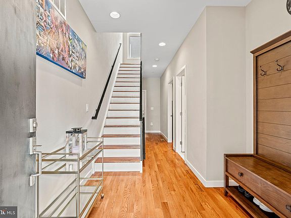 5th image of 624 E Flora St