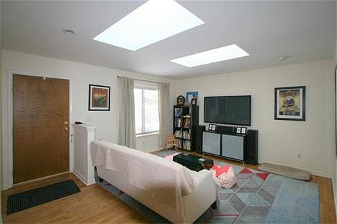 3rd image of 927 Lennox St