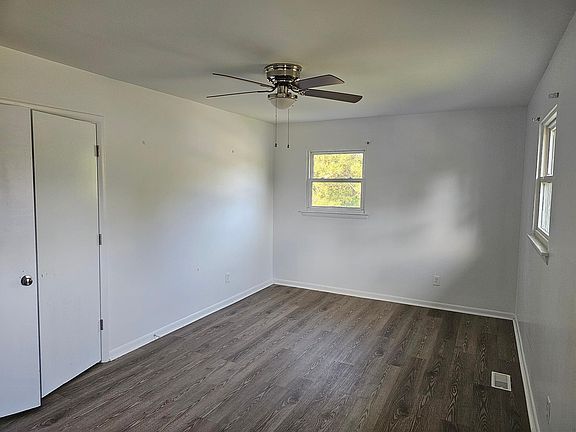 3rd image of 100 White Oak Blvd