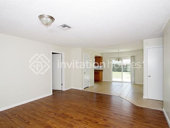 4th image of 5247 N Woodcrest Dr