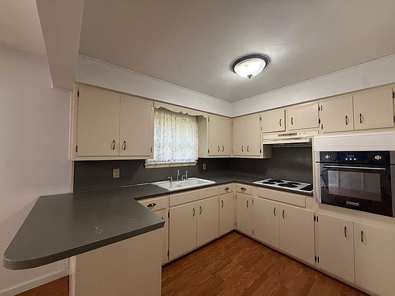 5th image of 902 S Prince Ln