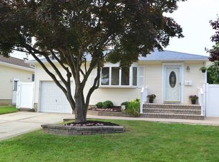 3 Oakland Ave, Deer Park, NY