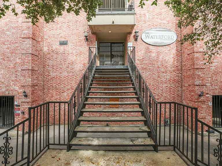 2401 Leon St #210 — Photo 30