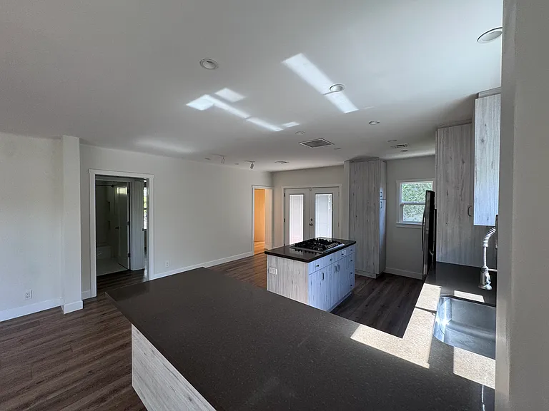 634 E Fairview Blvd — Photo 5