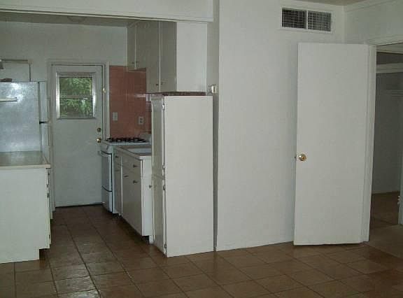 2nd image of 524 W Howe St #524