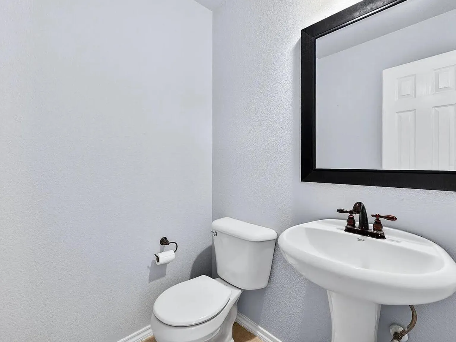 5 bed, 2.5 bath, 2292 sqft, $4,800 — Photo 4