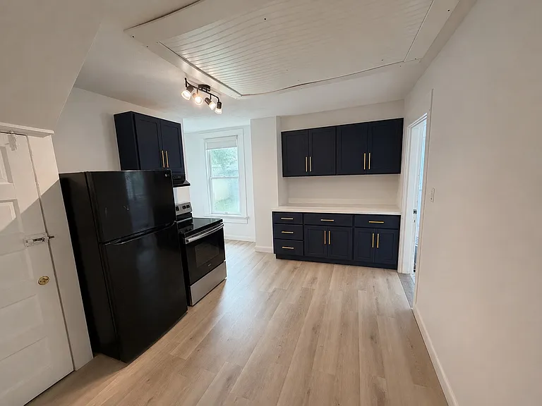 301 Lexington Ave #A — Photo 2