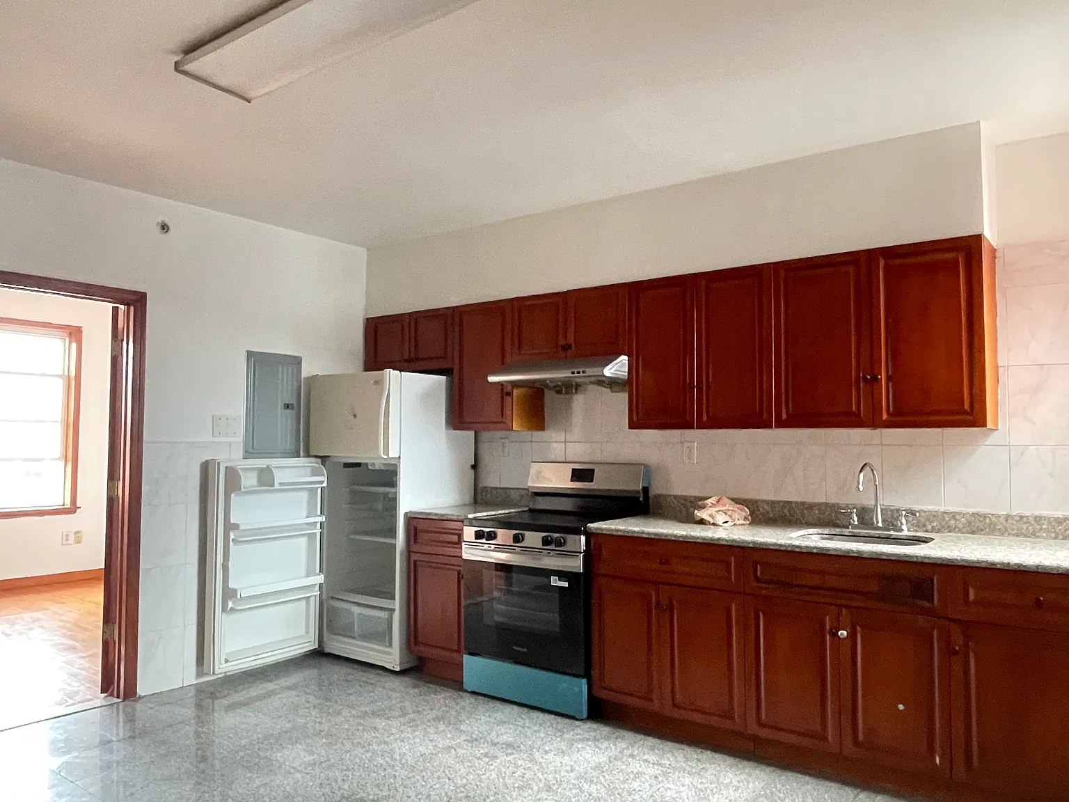 2 bed, 1000 sqft, $1,300 — Photo 3